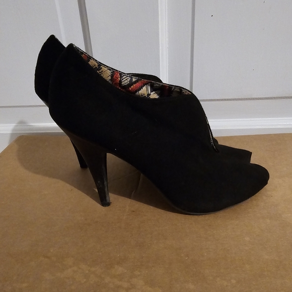 Women's High Heels - Picture 2 of 4
